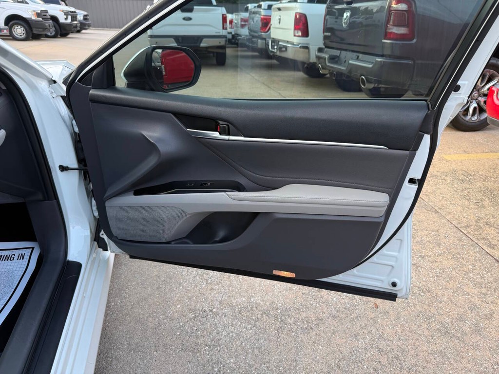 Toyota Camry Vehicle Full-screen Gallery Image 11