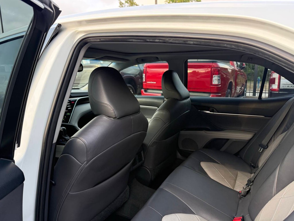 Toyota Camry Vehicle Full-screen Gallery Image 12