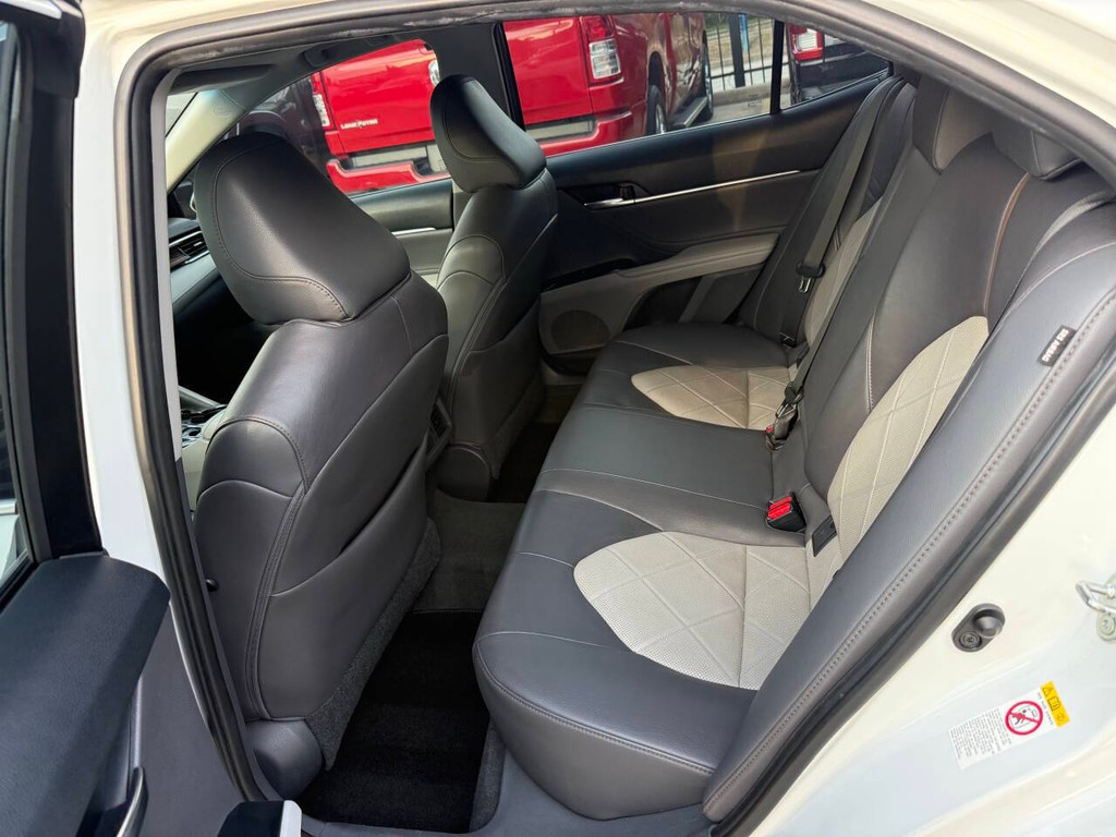 Toyota Camry Vehicle Full-screen Gallery Image 13