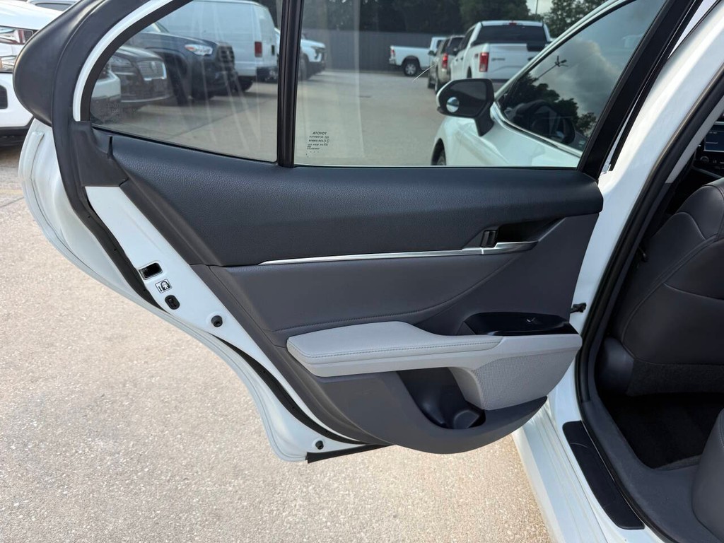 Toyota Camry Vehicle Full-screen Gallery Image 14