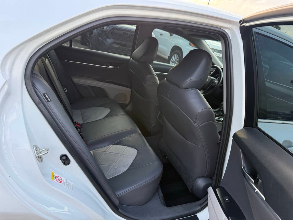 Toyota Camry Vehicle Full-screen Gallery Image 15