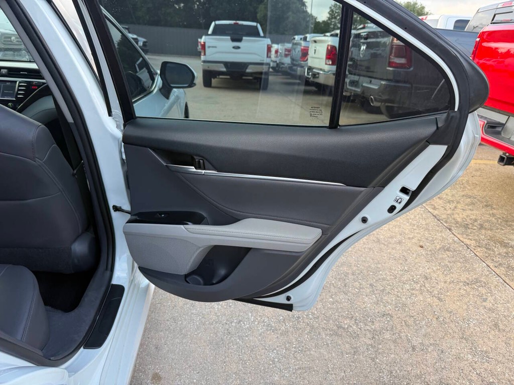 Toyota Camry Vehicle Full-screen Gallery Image 16