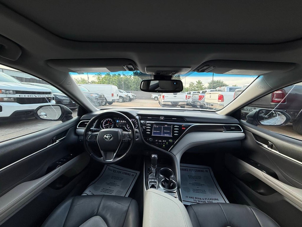 Toyota Camry Vehicle Full-screen Gallery Image 18