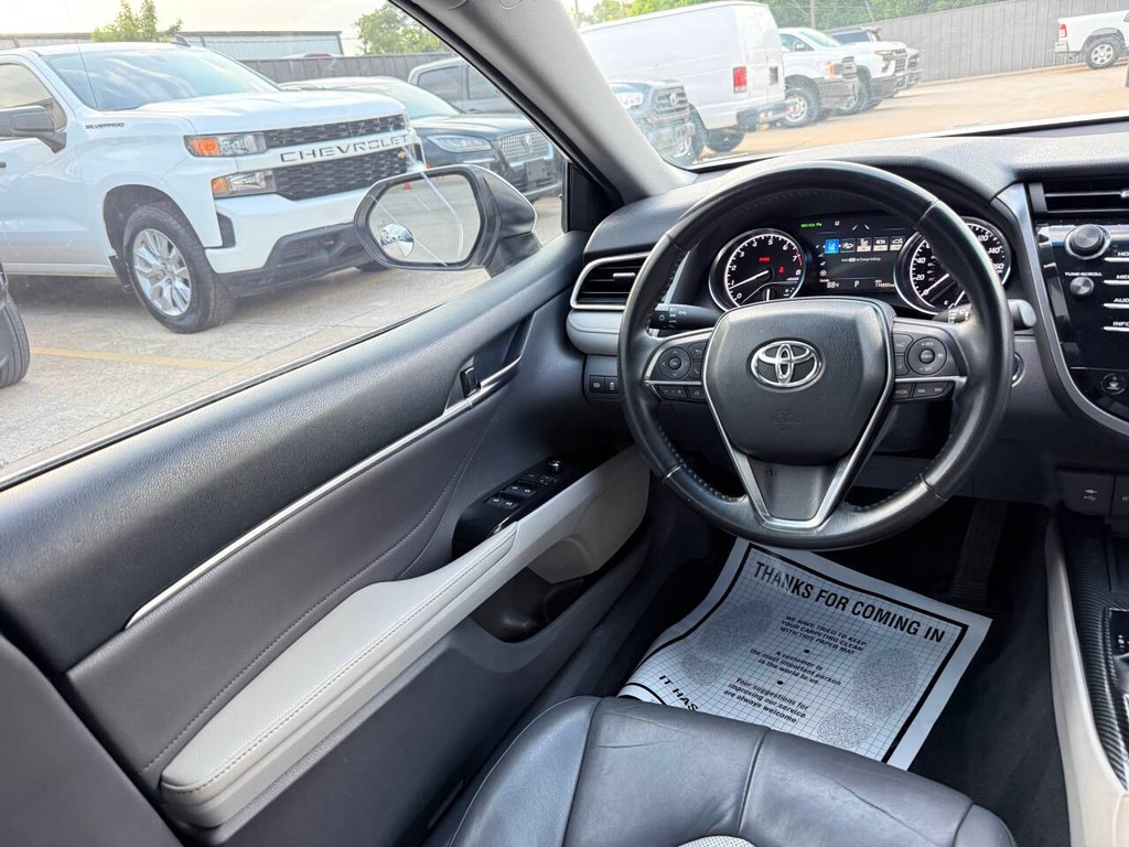 Toyota Camry Vehicle Full-screen Gallery Image 19
