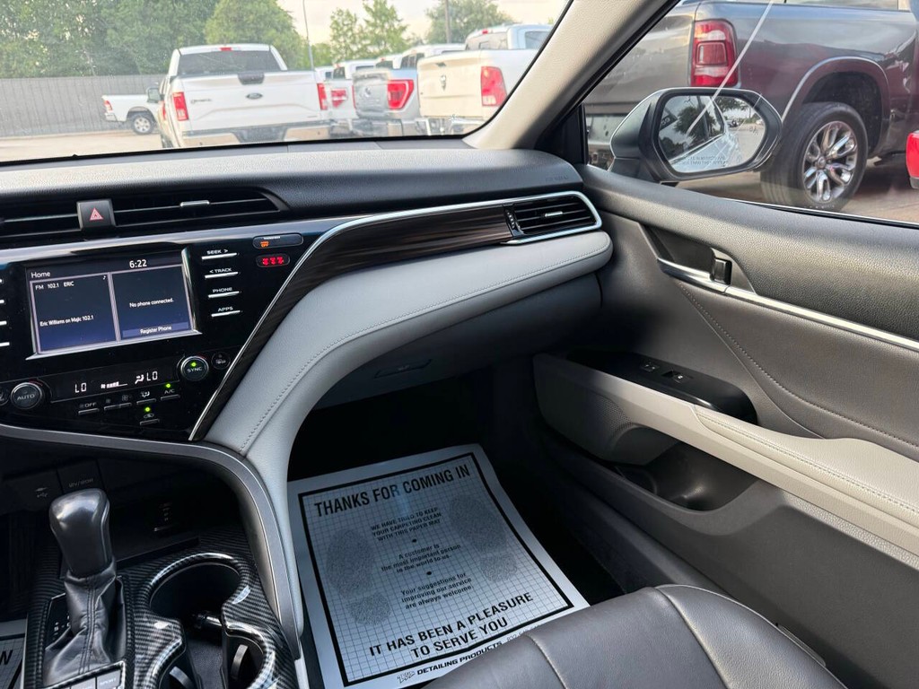 Toyota Camry Vehicle Full-screen Gallery Image 20