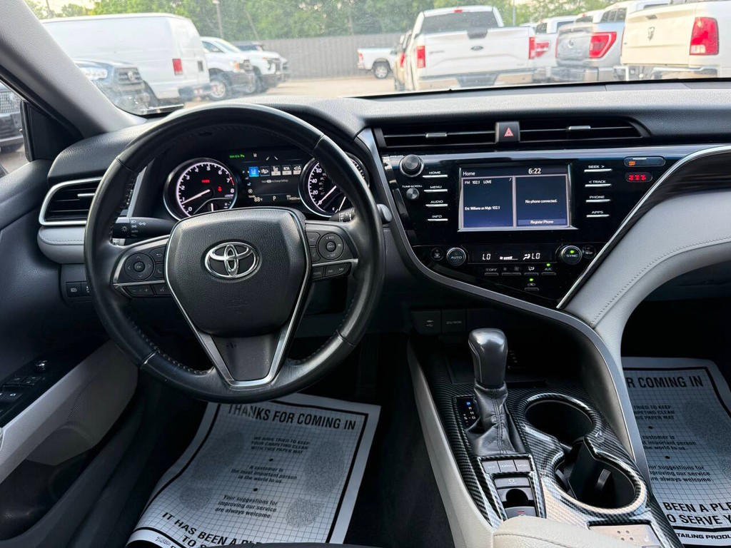 Toyota Camry Vehicle Full-screen Gallery Image 21
