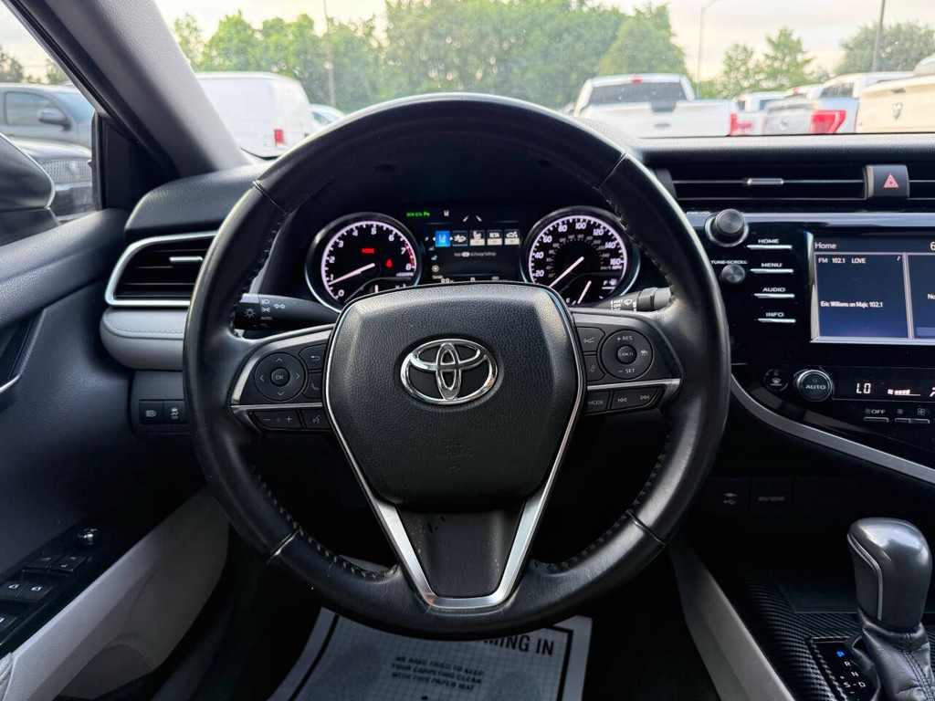 Toyota Camry Vehicle Full-screen Gallery Image 22