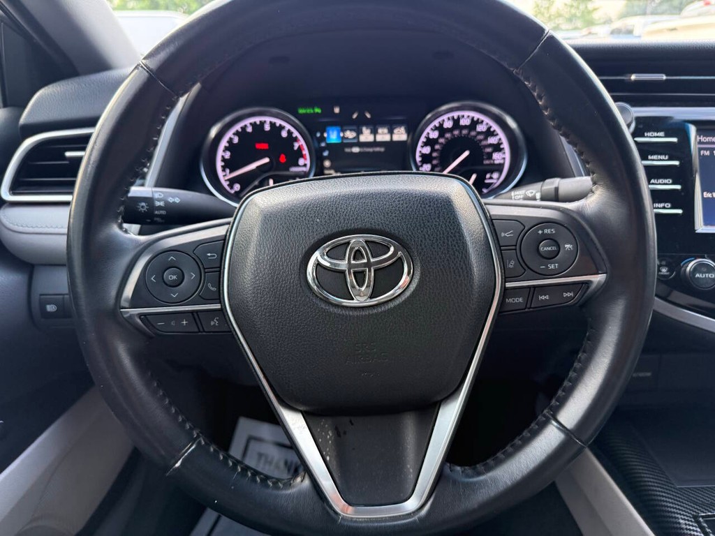 Toyota Camry Vehicle Full-screen Gallery Image 23
