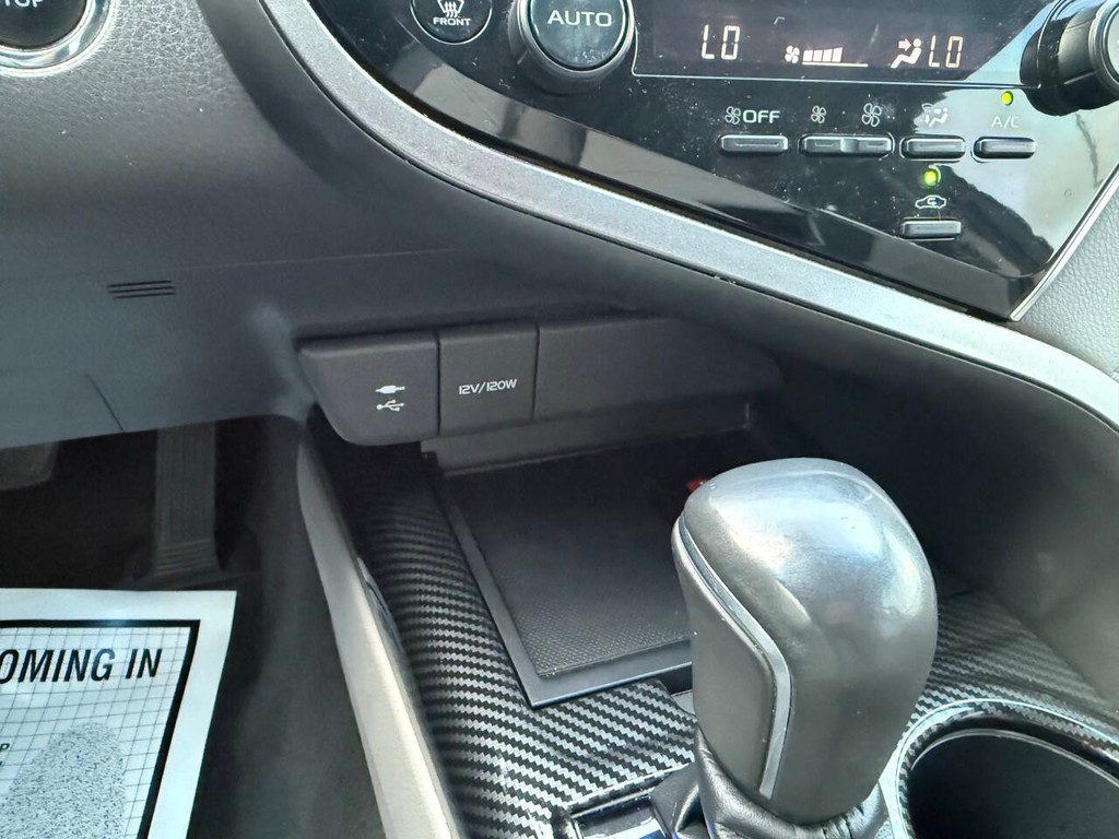 Toyota Camry Vehicle Full-screen Gallery Image 26