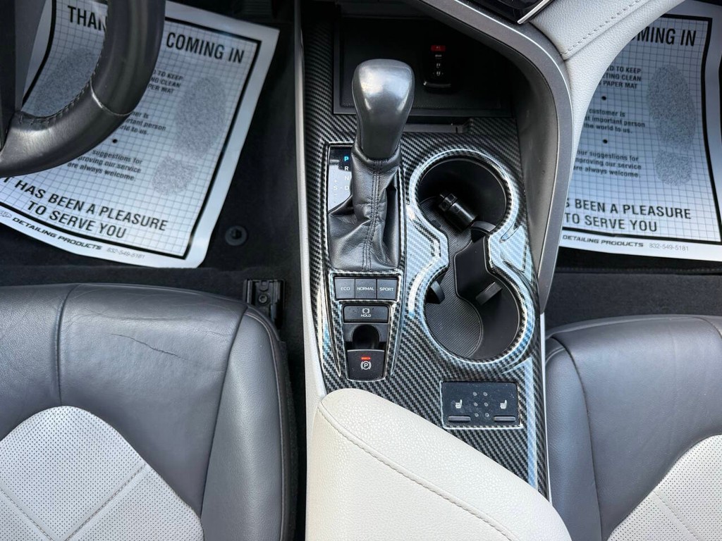 Toyota Camry Vehicle Full-screen Gallery Image 27