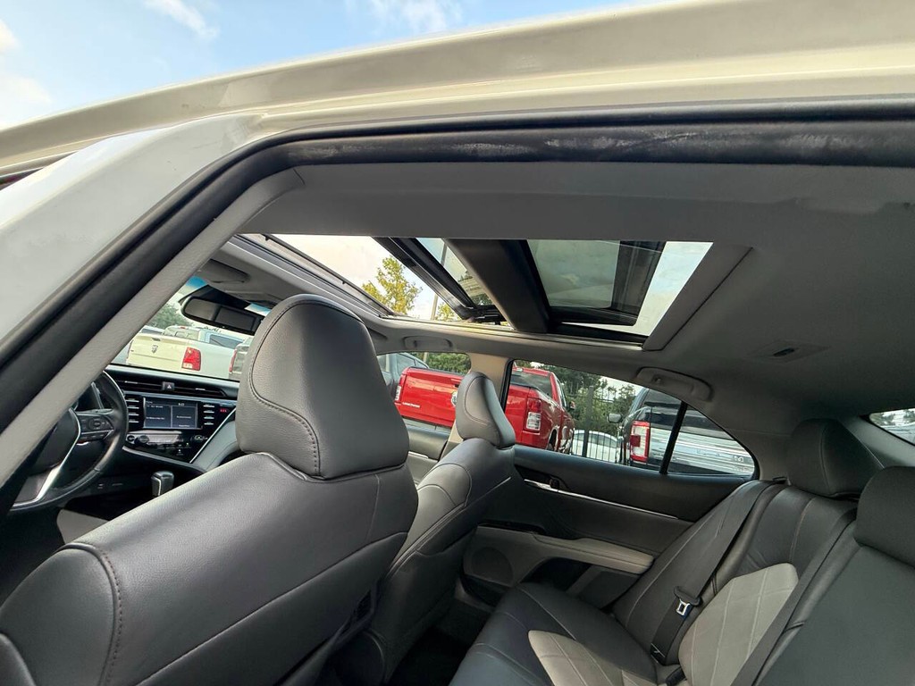 Toyota Camry Vehicle Full-screen Gallery Image 28