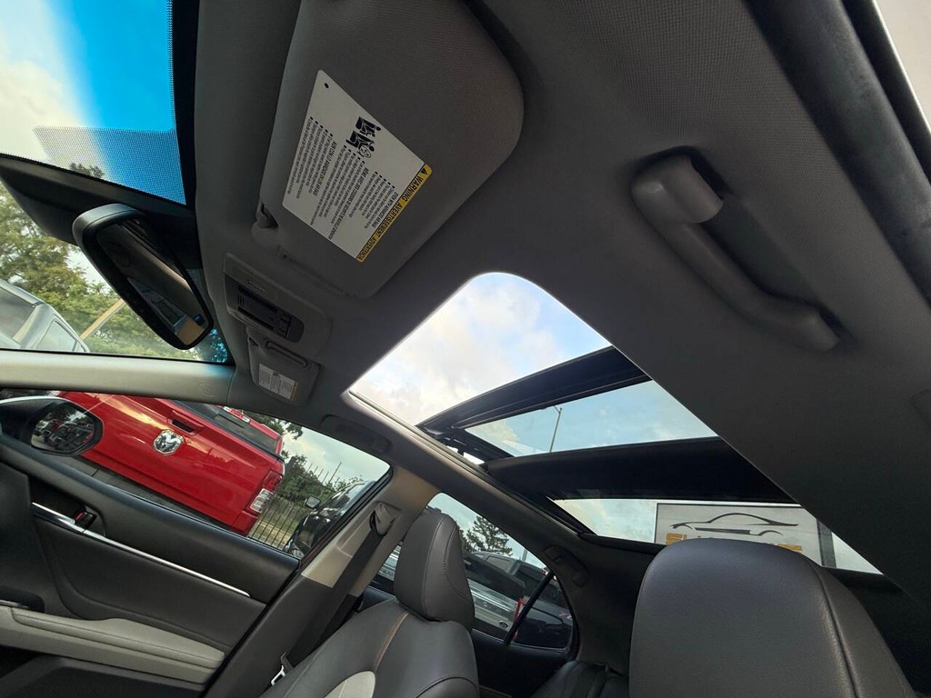 Toyota Camry Vehicle Full-screen Gallery Image 29