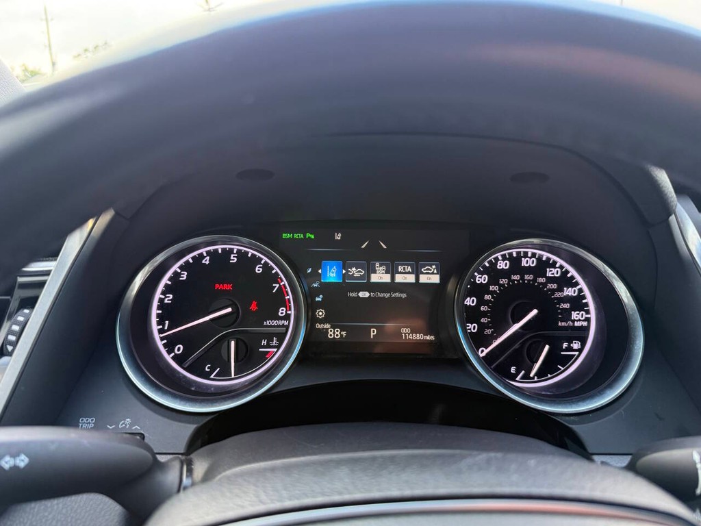 Toyota Camry Vehicle Full-screen Gallery Image 30