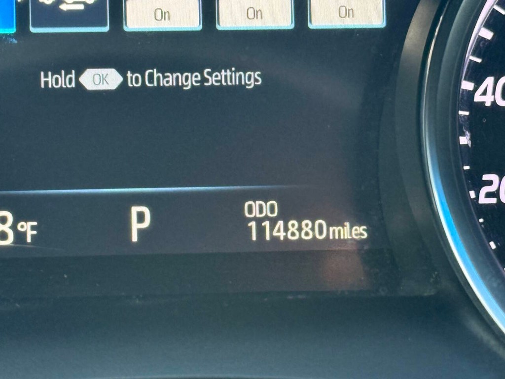 Toyota Camry Vehicle Full-screen Gallery Image 31