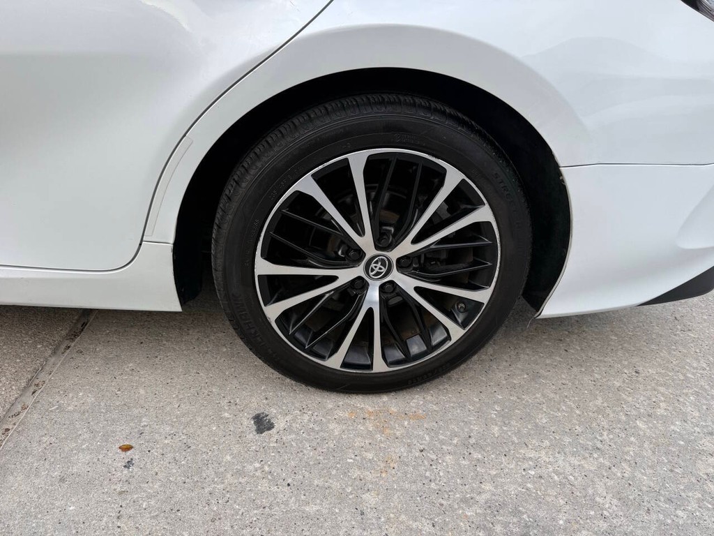 Toyota Camry Vehicle Full-screen Gallery Image 34
