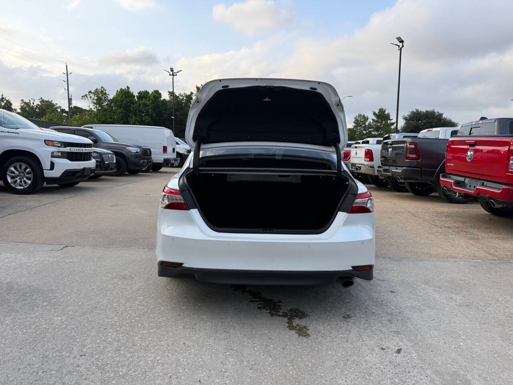 Toyota Camry Vehicle Full-screen Gallery Image 35
