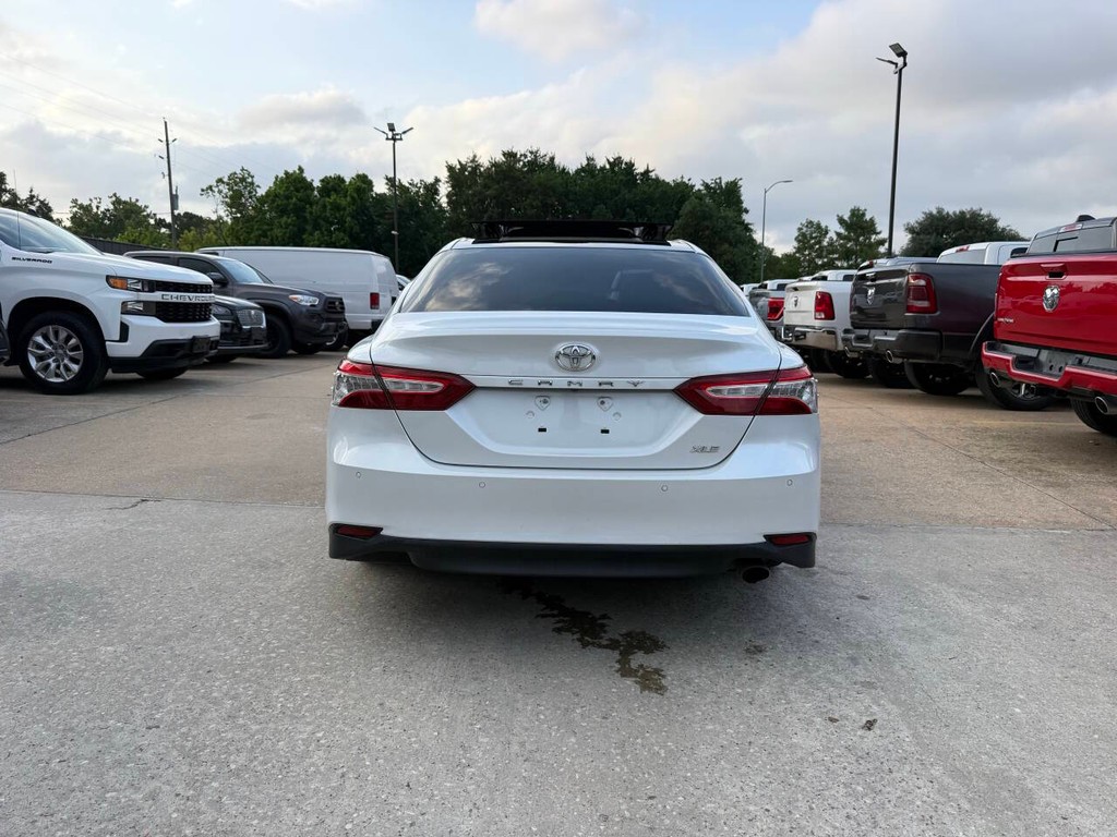 Toyota Camry Vehicle Full-screen Gallery Image 36