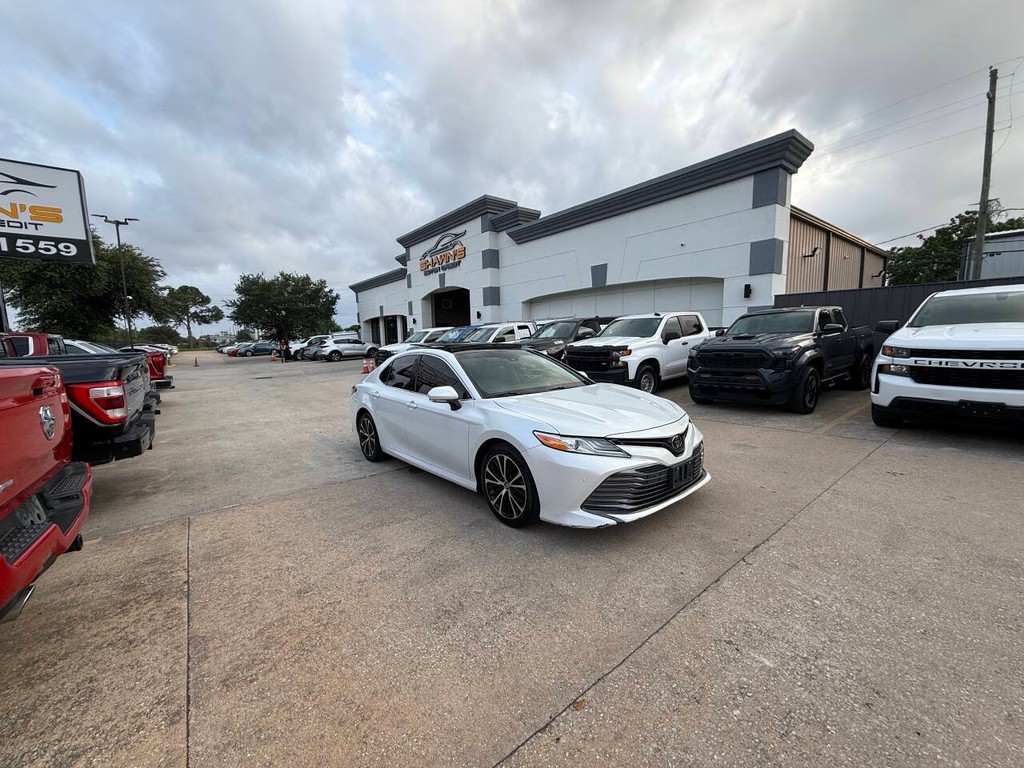 Toyota Camry Vehicle Full-screen Gallery Image 41