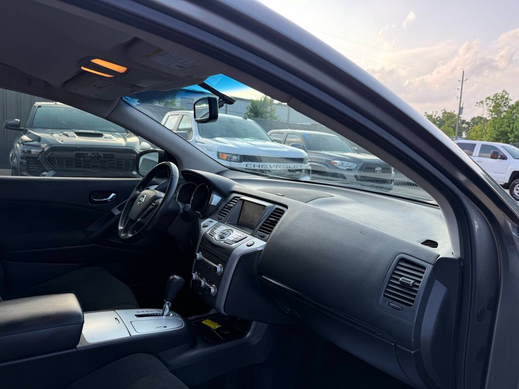Nissan Murano Vehicle Full-screen Gallery Image 09