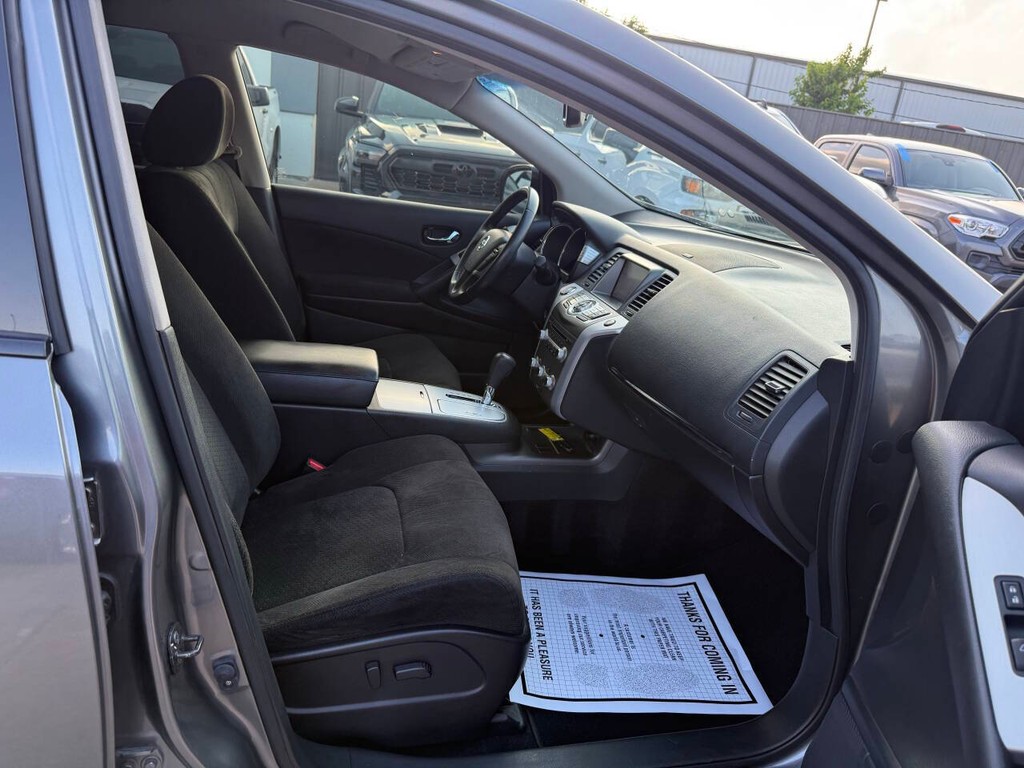 Nissan Murano Vehicle Full-screen Gallery Image 10