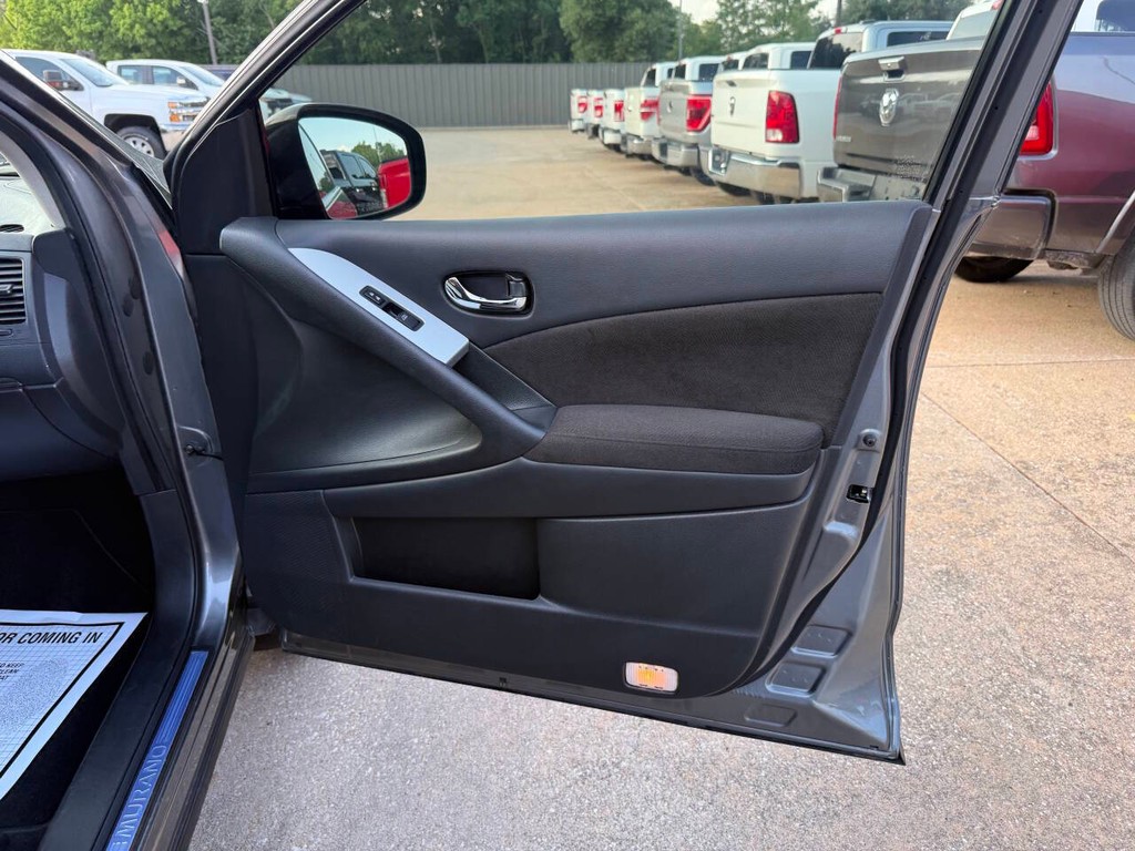 Nissan Murano Vehicle Full-screen Gallery Image 11