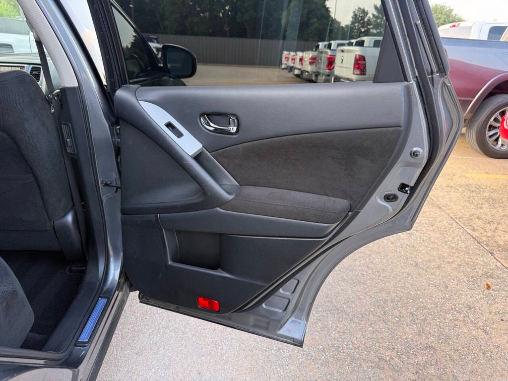 Nissan Murano Vehicle Full-screen Gallery Image 16