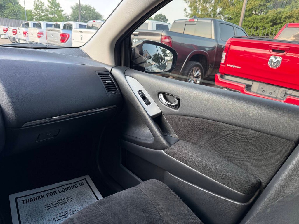 Nissan Murano Vehicle Full-screen Gallery Image 20