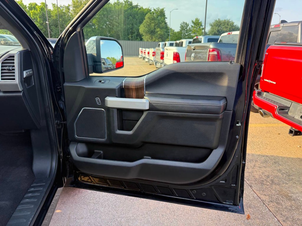 Ford F-150 Vehicle Full-screen Gallery Image 11