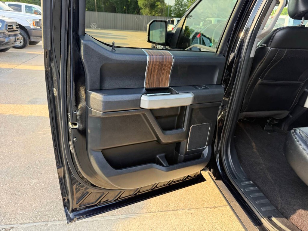 Ford F-150 Vehicle Full-screen Gallery Image 14