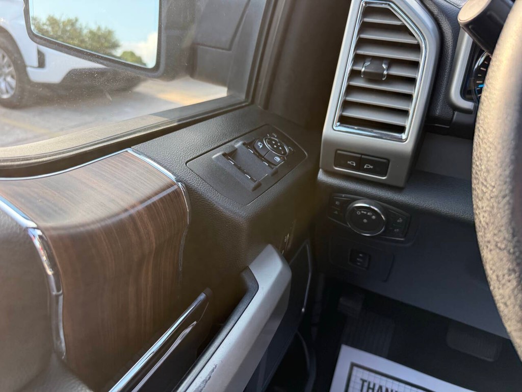Ford F-150 Vehicle Full-screen Gallery Image 31