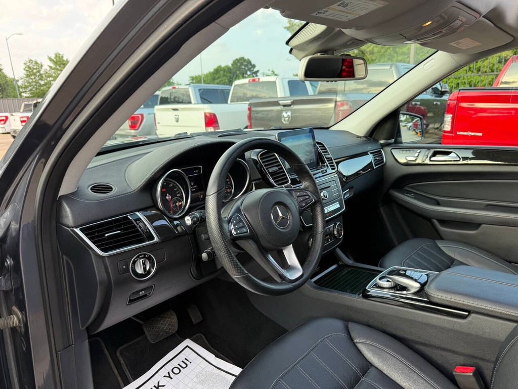 Mercedes-Benz GLS Vehicle Full-screen Gallery Image 06