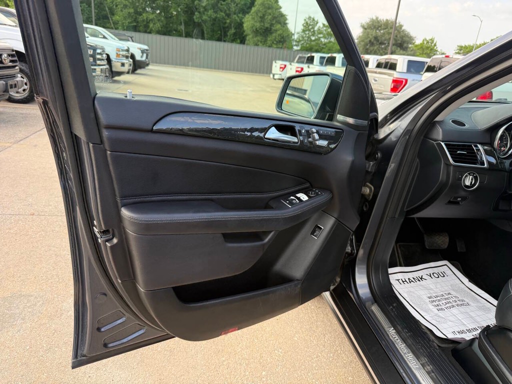 Mercedes-Benz GLS Vehicle Full-screen Gallery Image 08