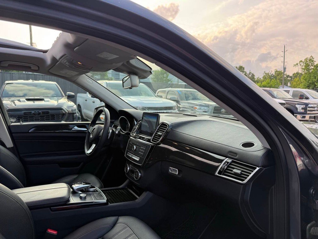 Mercedes-Benz GLS Vehicle Full-screen Gallery Image 09