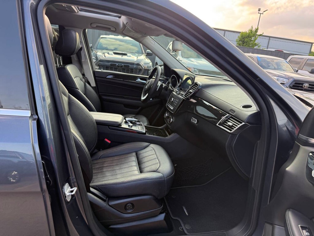 Mercedes-Benz GLS Vehicle Full-screen Gallery Image 10