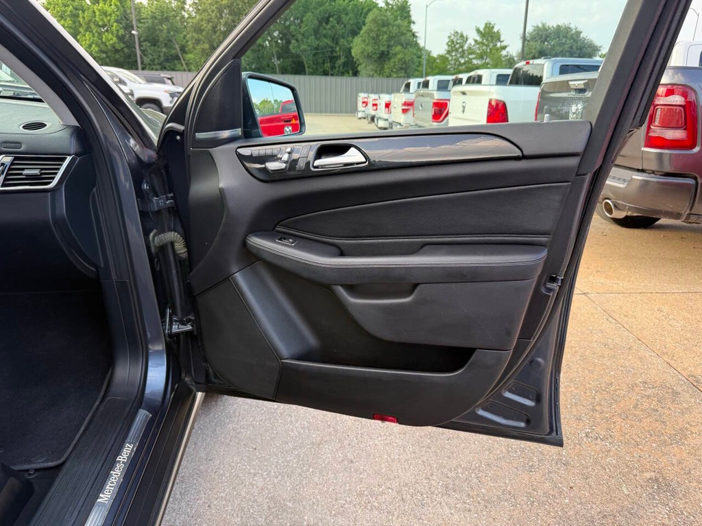 Mercedes-Benz GLS Vehicle Full-screen Gallery Image 11
