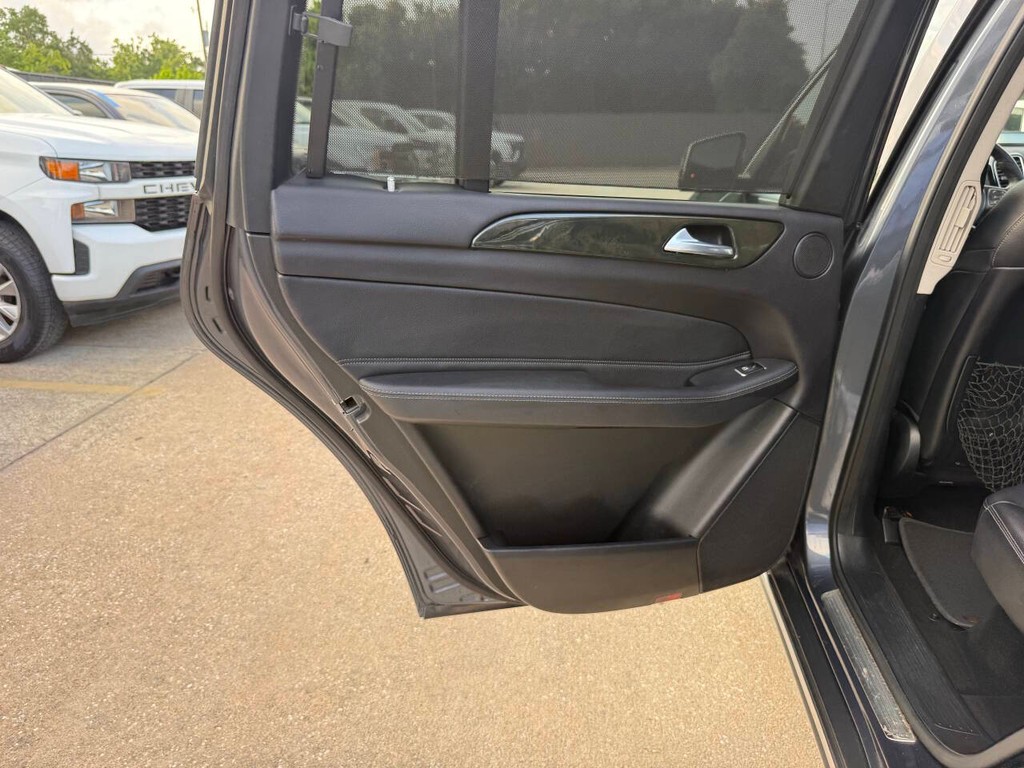 Mercedes-Benz GLS Vehicle Full-screen Gallery Image 15