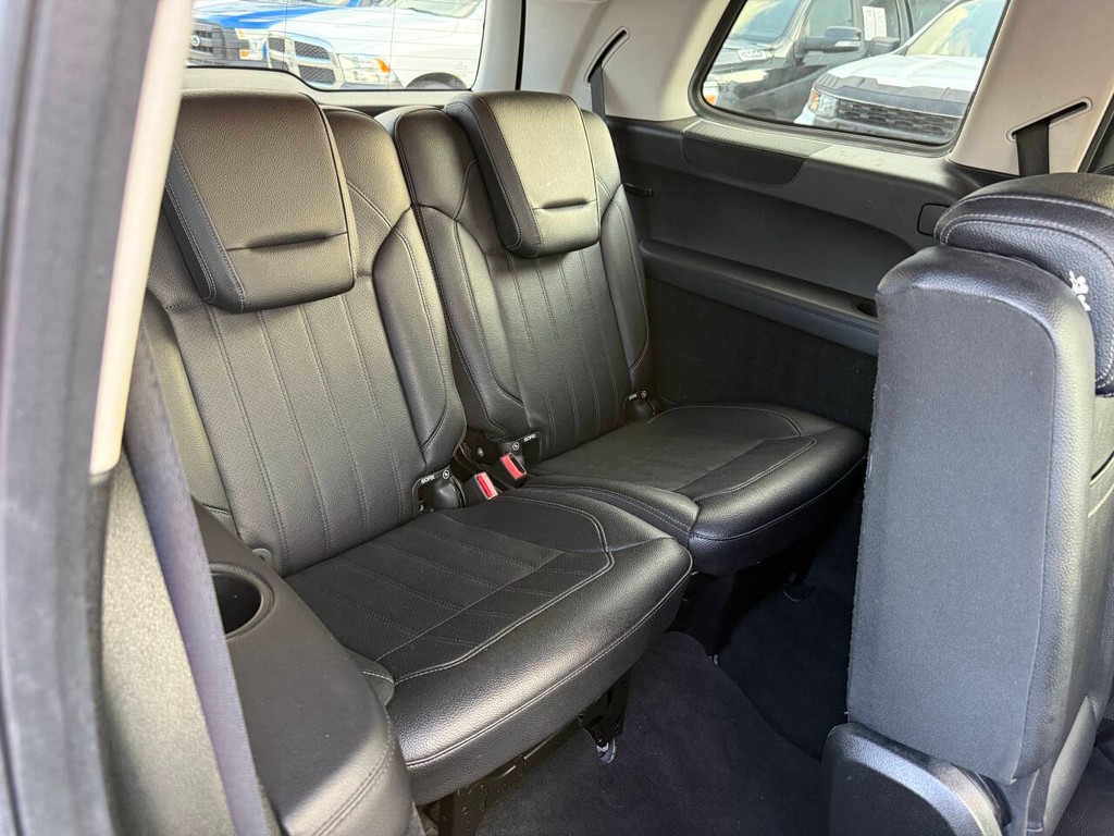 Mercedes-Benz GLS Vehicle Full-screen Gallery Image 17