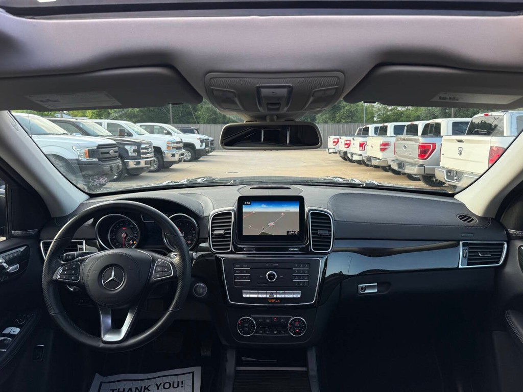 Mercedes-Benz GLS Vehicle Full-screen Gallery Image 19