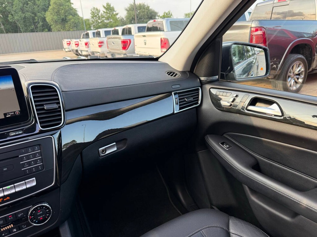 Mercedes-Benz GLS Vehicle Full-screen Gallery Image 22