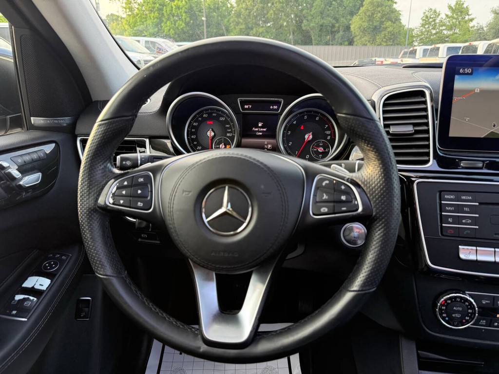 Mercedes-Benz GLS Vehicle Full-screen Gallery Image 24