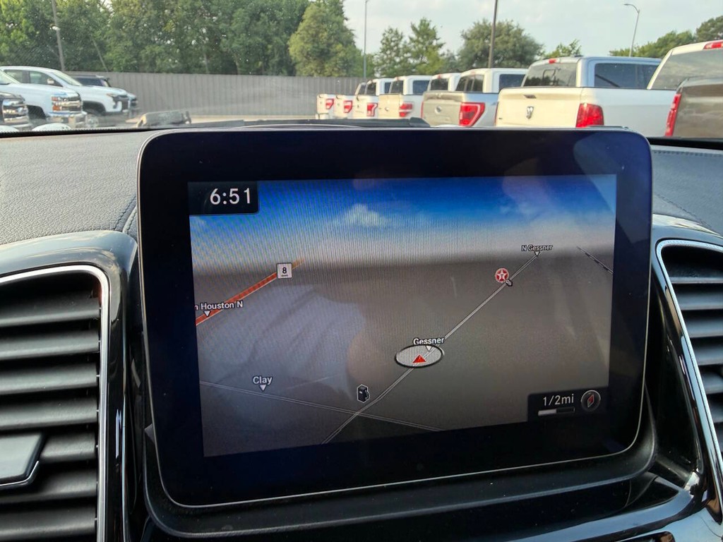 Mercedes-Benz GLS Vehicle Full-screen Gallery Image 26