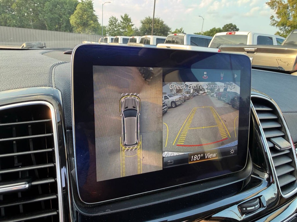 Mercedes-Benz GLS Vehicle Full-screen Gallery Image 27