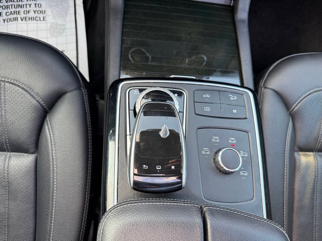 Mercedes-Benz GLS Vehicle Full-screen Gallery Image 30