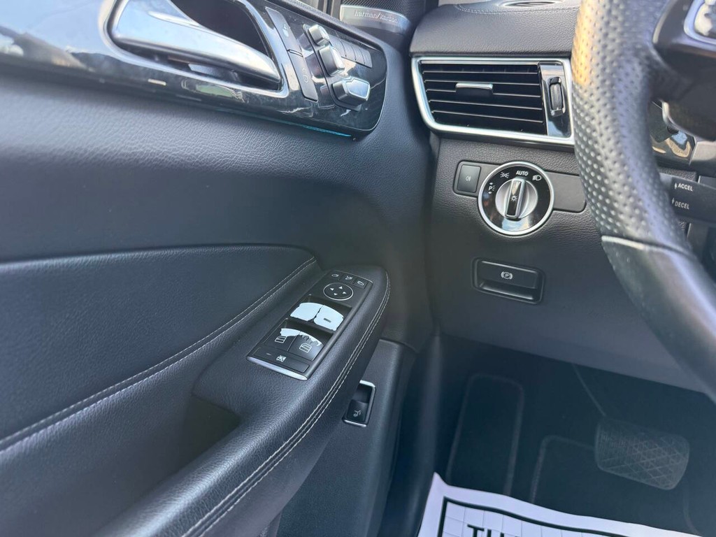 Mercedes-Benz GLS Vehicle Full-screen Gallery Image 31