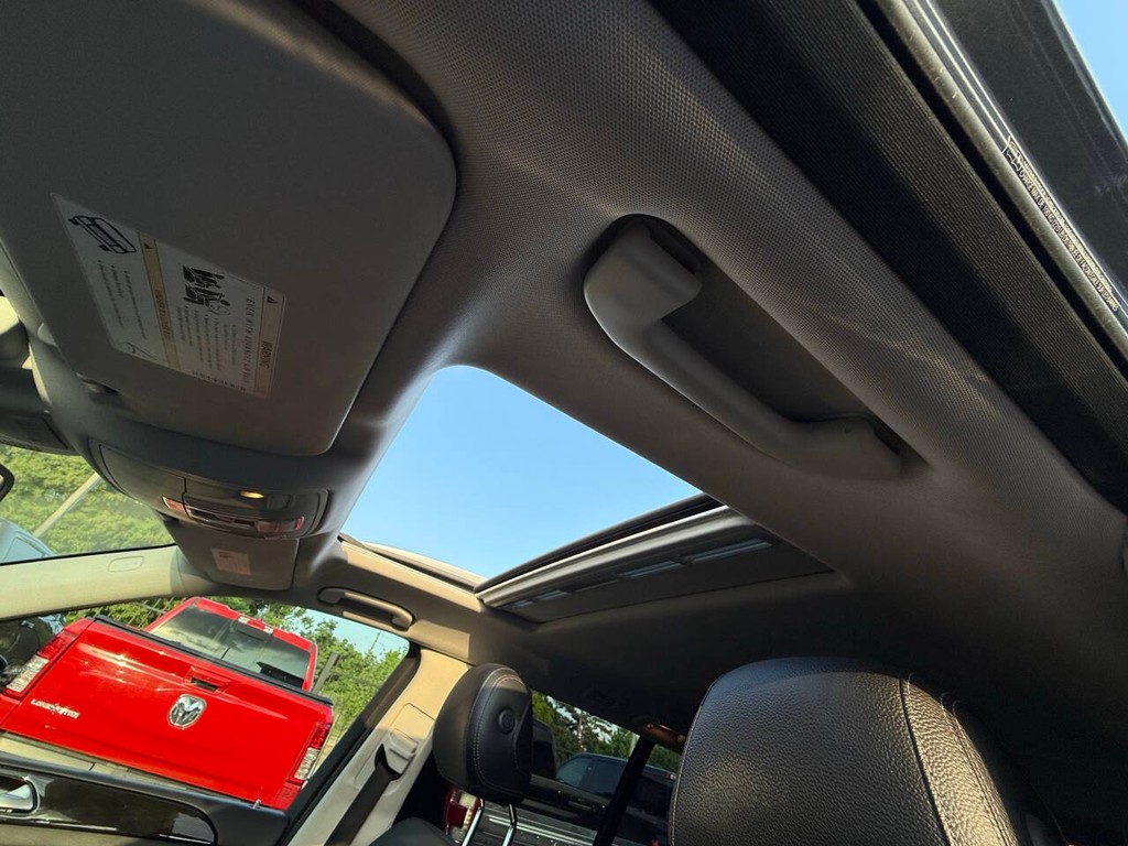 Mercedes-Benz GLS Vehicle Full-screen Gallery Image 32