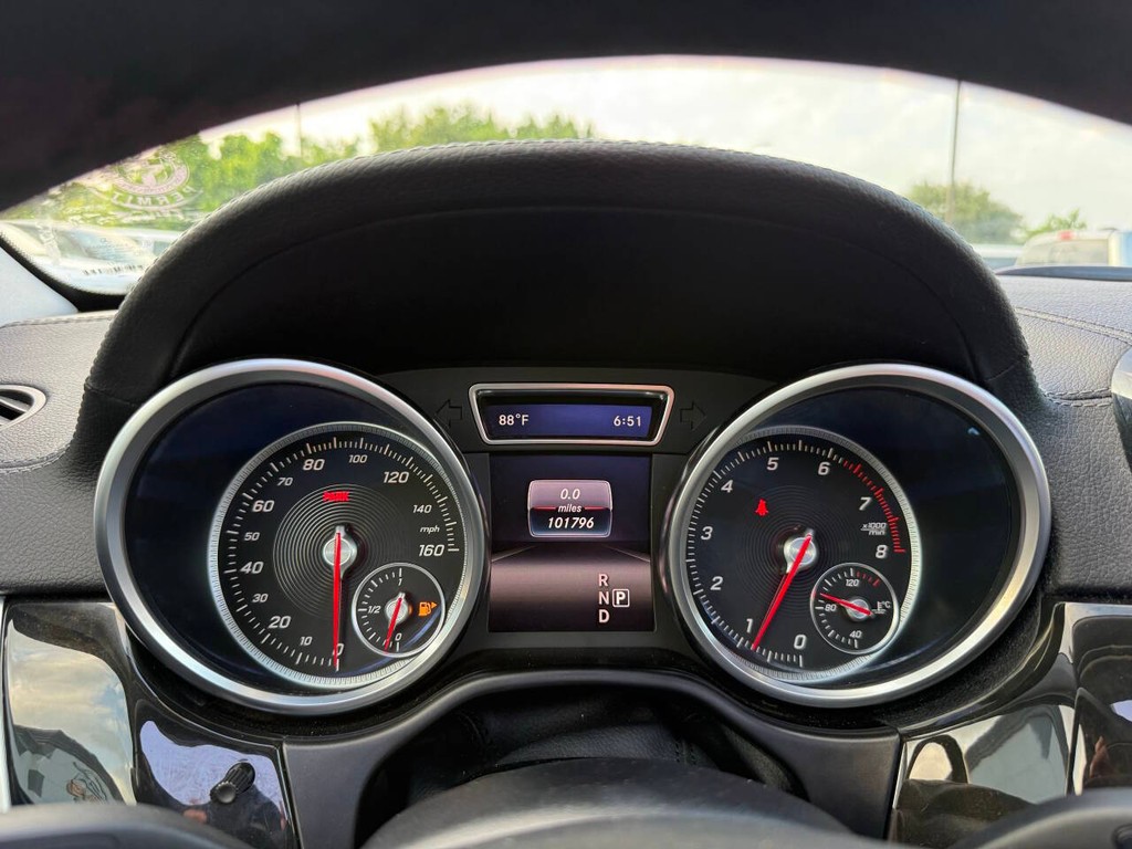 Mercedes-Benz GLS Vehicle Full-screen Gallery Image 33