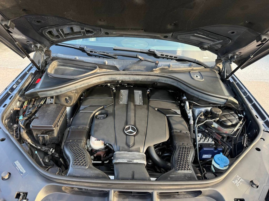 Mercedes-Benz GLS Vehicle Full-screen Gallery Image 36