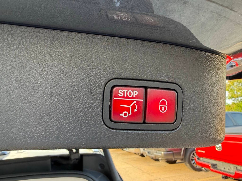 Mercedes-Benz GLS Vehicle Full-screen Gallery Image 39