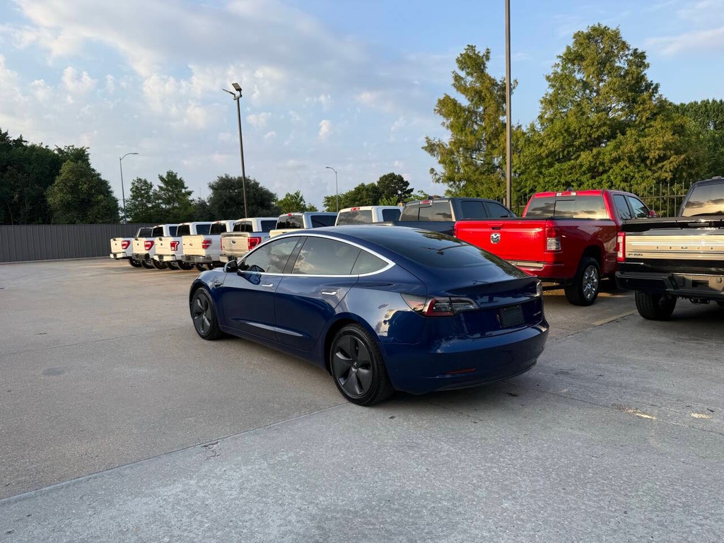 Tesla Model 3 Vehicle Full-screen Gallery Image 04