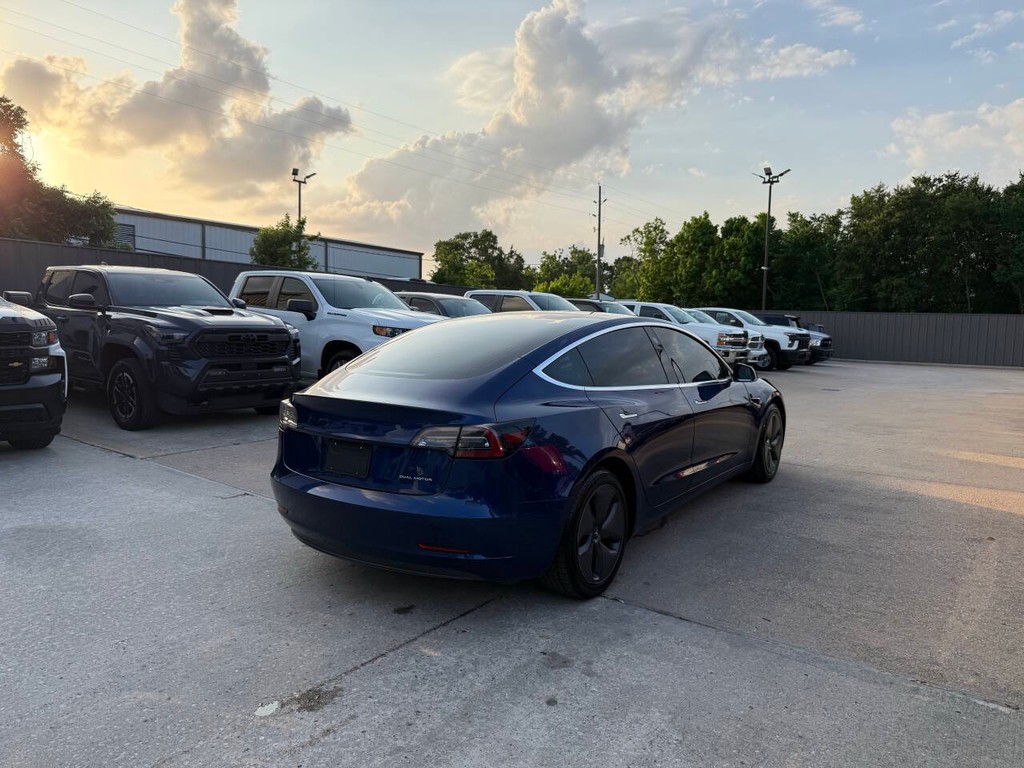 Tesla Model 3 Vehicle Full-screen Gallery Image 05